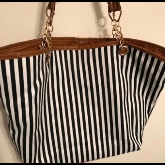 Black and white bag (no negotiation) - Picture 3 of 4